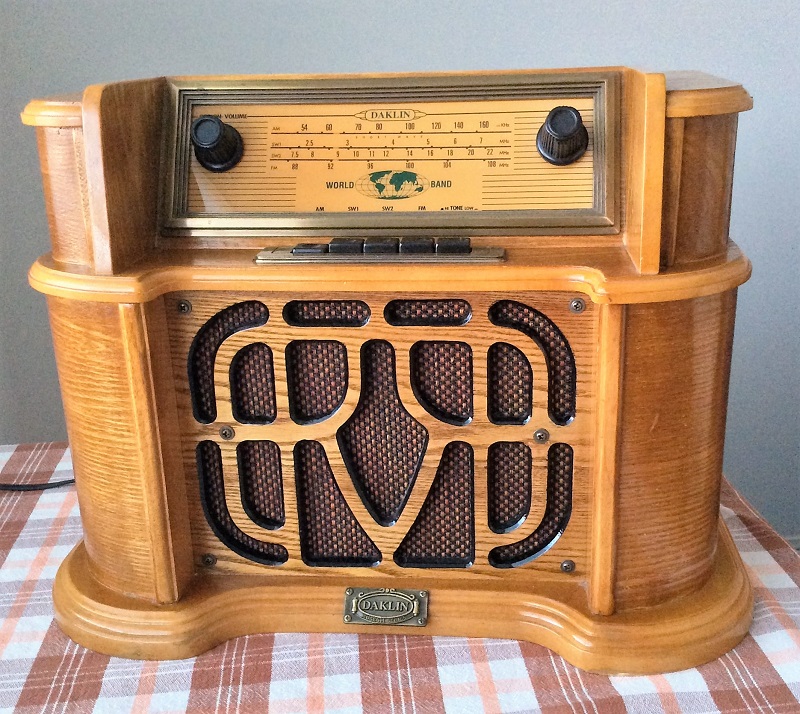 <b>Daklin 49054/9735</b> (2000) : Figure 80 : Antique store find reproduction vintage radio. Needed only a little Deoxit on the switches to fix. Too bad, not much on Shortwave anymore. : 